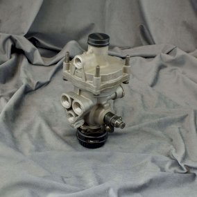 Automatyczny regulator siły hamowania.