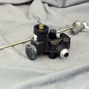 612 035 051 Zawór poziomujący plastikowy.