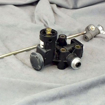 612 035 051 Zawór poziomujący plastikowy.